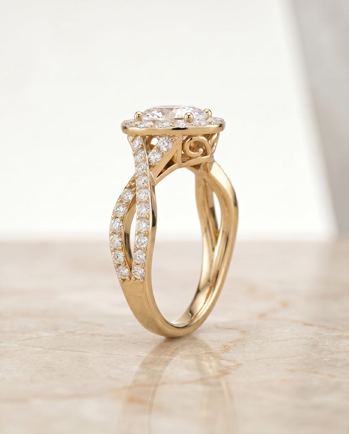 ตัวเรือนแหวนหมั้น Melody Twisted Pavé Halo สำหรับเพชรรูปไข่ ทองคำ 18K Yellow Gold