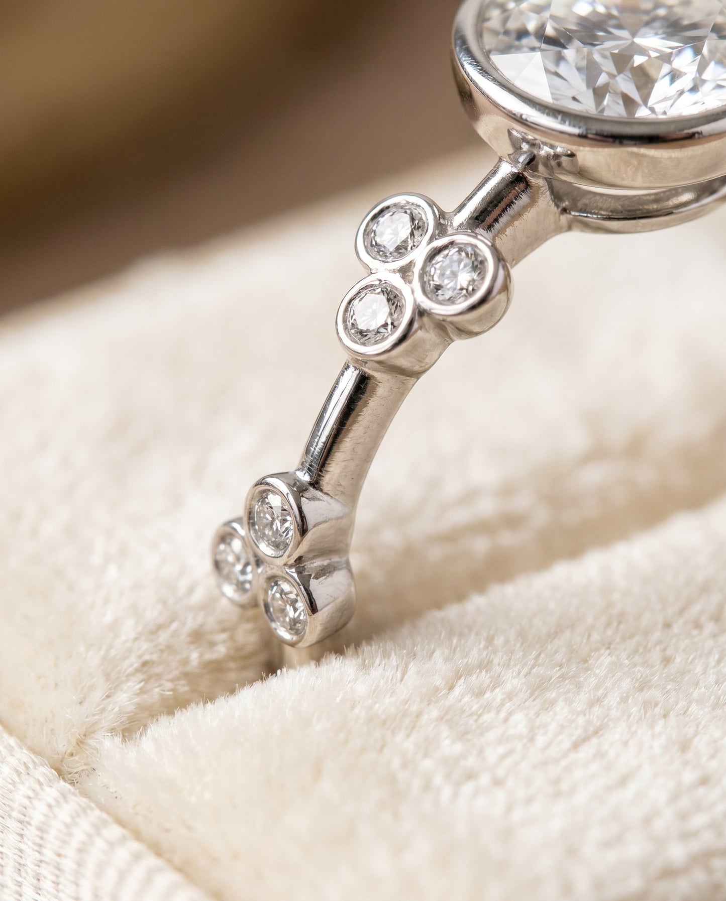 ตัวเรือนแหวนหมั้น Miley Bezel Solitaire สำหรับเพชรทรงกลมที่ทำจากแพลทินัม