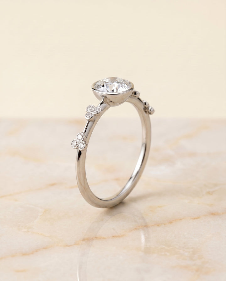 ตัวเรือนแหวนหมั้นประดับเพชรเม็ดเดี่ยว Miley Bezel สำหรับเพชรทรงกลม ตัวเรือนทองคำขาว 18K