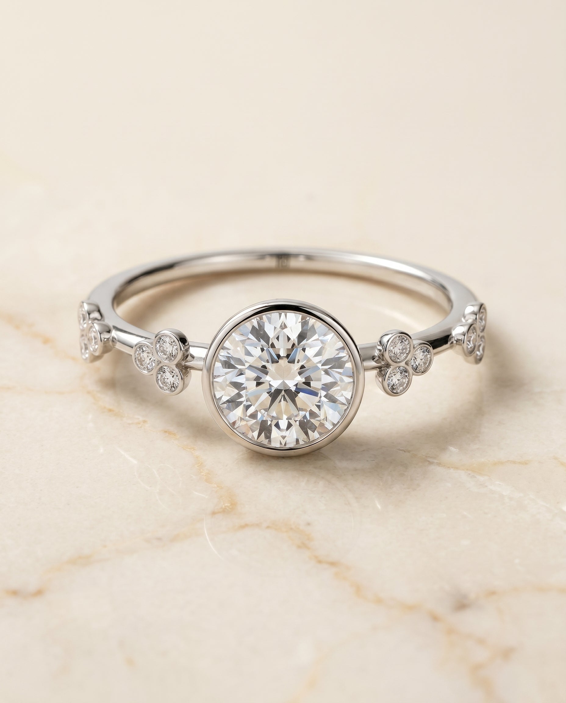 ตัวเรือนแหวนหมั้น Miley Bezel Solitaire สำหรับเพชรทรงกลมที่ทำจากแพลทินัม