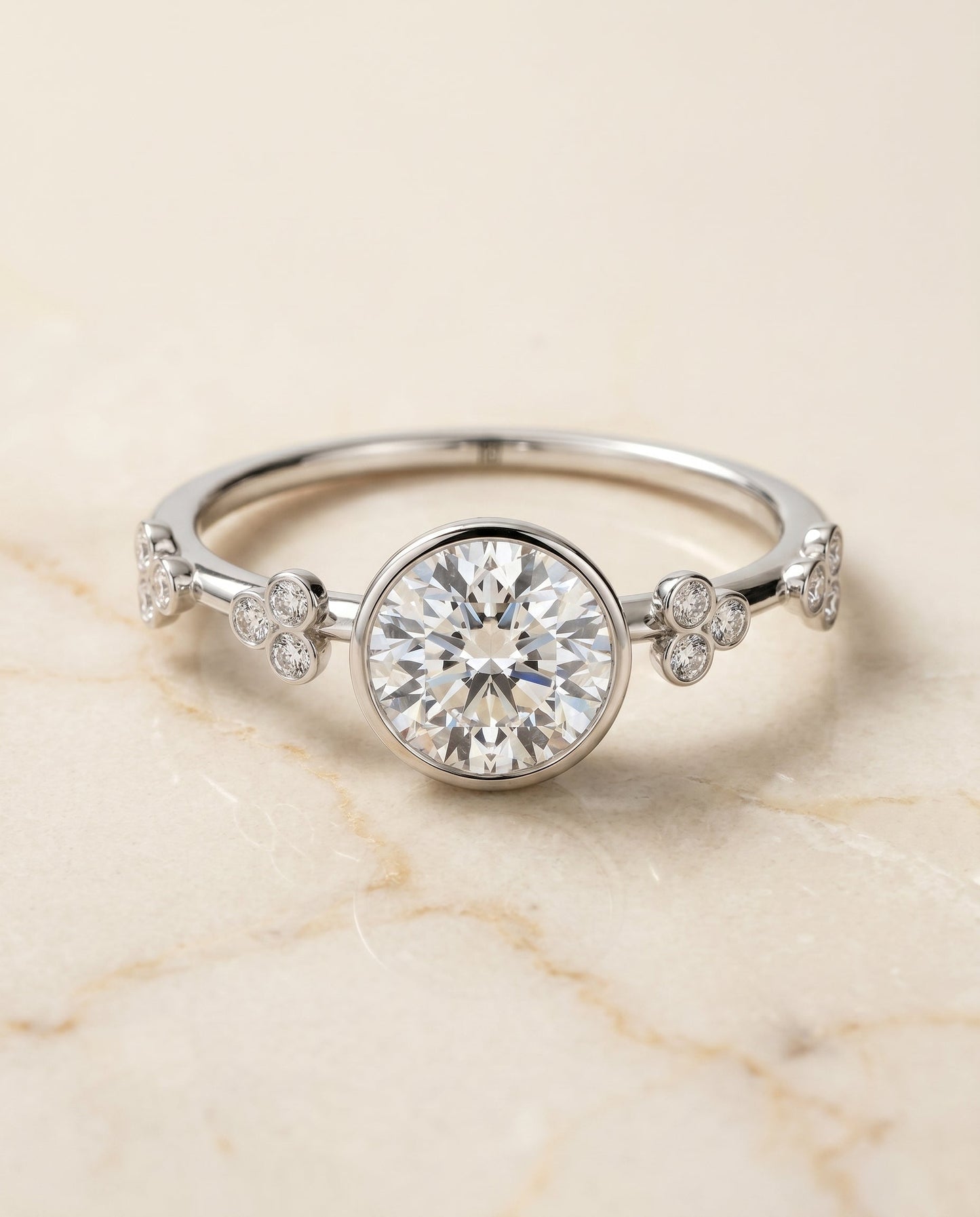 ตัวเรือนแหวนหมั้น Miley Bezel Solitaire สำหรับเพชรทรงกลมที่ทำจากแพลทินัม