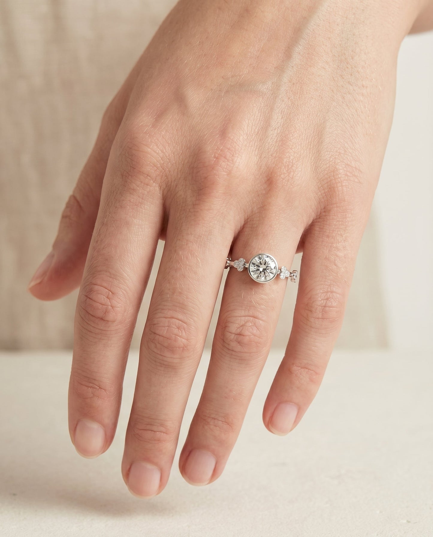 ตัวเรือนแหวนหมั้น Miley Bezel Solitaire สำหรับเพชรทรงกลมที่ทำจากแพลทินัม