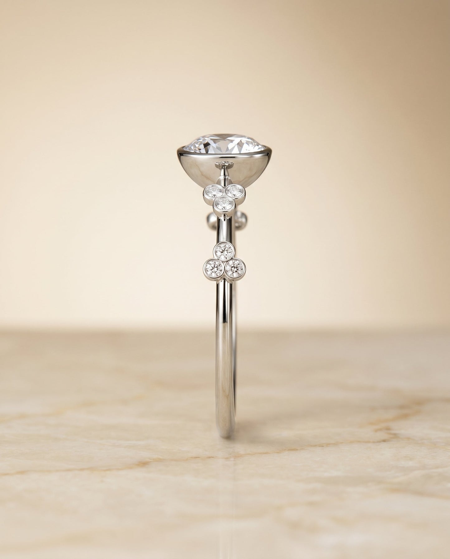 ตัวเรือนแหวนหมั้น Miley Bezel Solitaire สำหรับเพชรทรงกลมที่ทำจากแพลทินัม