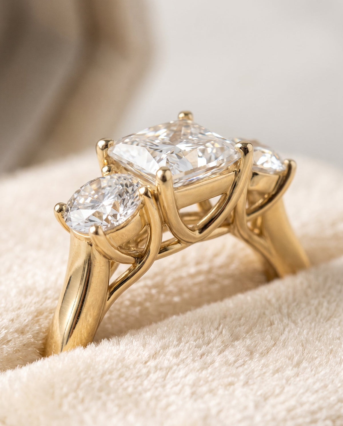 ตัวเรือนแหวนหมั้นเพชร Natalie ทรงปริ๊นเซส ฝังปาเว่ ทองคำเหลือง 18K จาก RockHer
