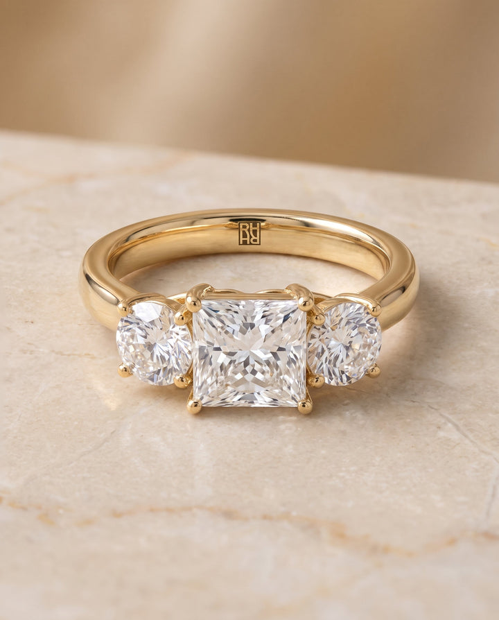 ตัวเรือนแหวนหมั้นเพชร Natalie ทรงปริ๊นเซส ฝังปาเว่ ทองคำเหลือง 18K จาก RockHer