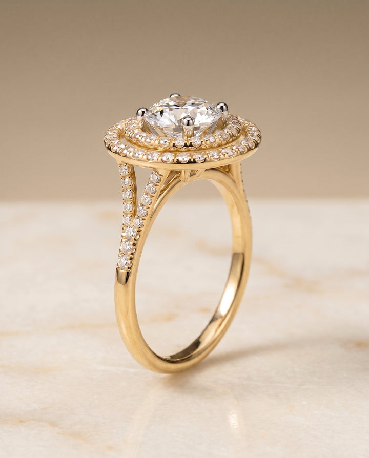 ตัวเรือนแหวนหมั้นเพชร Nedda ทรงกลม ฝังปาเว่ ทองคำเหลือง 18K จาก RockHer