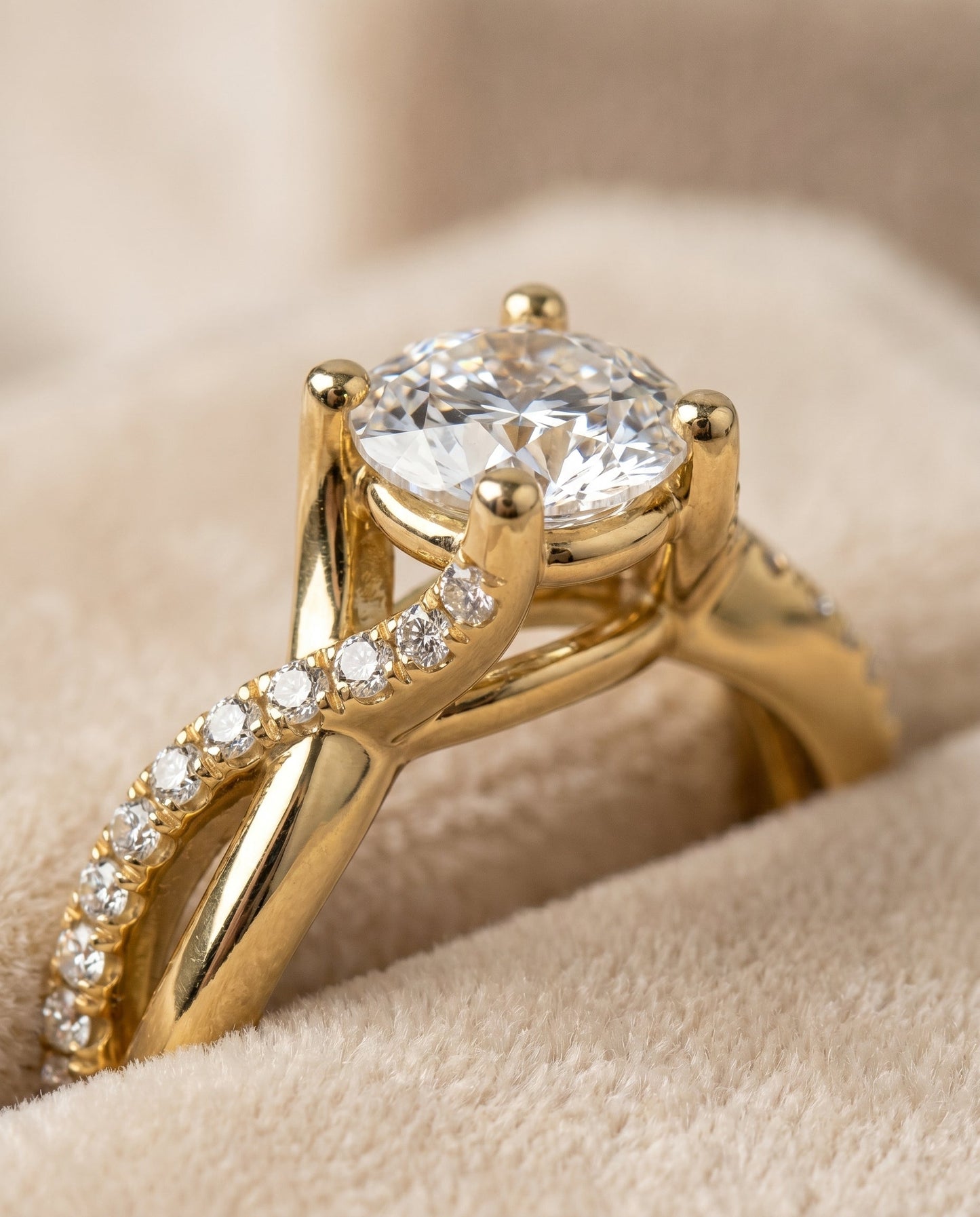 Round Brilliant, Bypass Pavé Twist, in 18K Yellow Gold, pave setting – detail view | RockHer