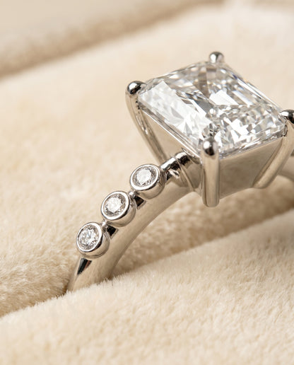 ตัวเรือนแหวนหมั้นเพชร Peggy ทรงเรเดียนท์ ทองคำขาว 18K จาก RockHer