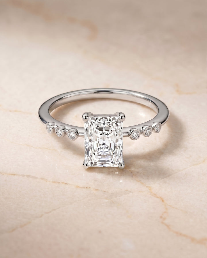 ตัวเรือนแหวนหมั้นเพชร Peggy ทรงเรเดียนท์ ทองคำขาว 18K จาก RockHer