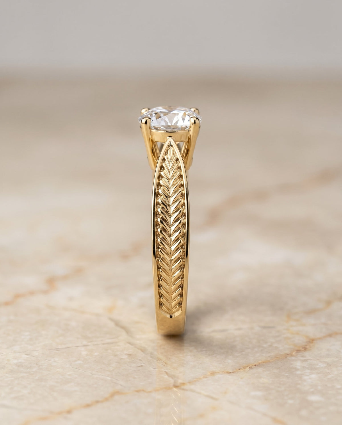 ตัวเรือนแหวนหมั้น Roberta ทรงกลม ฝังหนาม ทองคำเหลือง 18K จาก RockHer