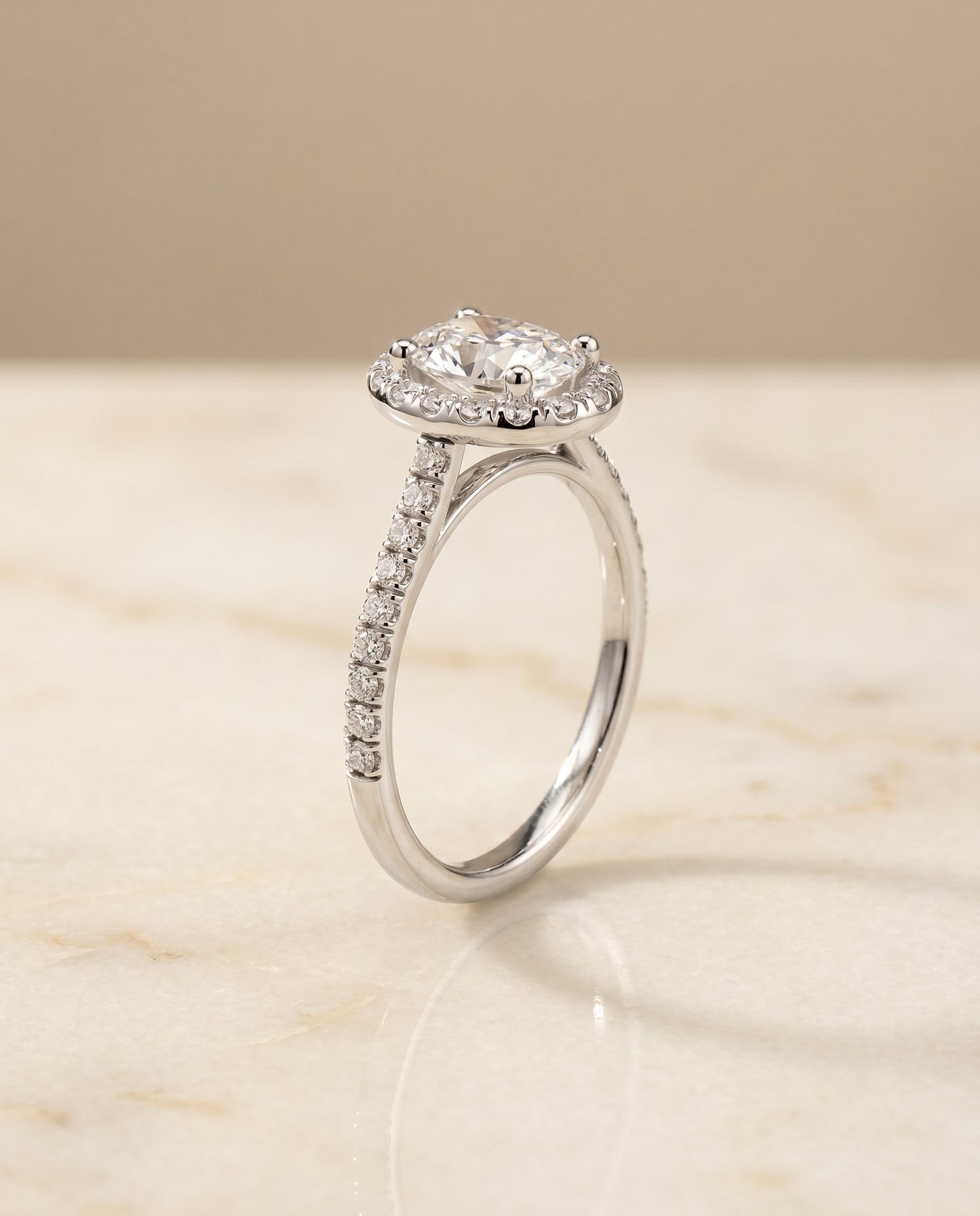 ตัวเรือนแหวนหมั้น Sade Pavé Halo สำหรับเพชรรูปไข่ในแพลทินัม