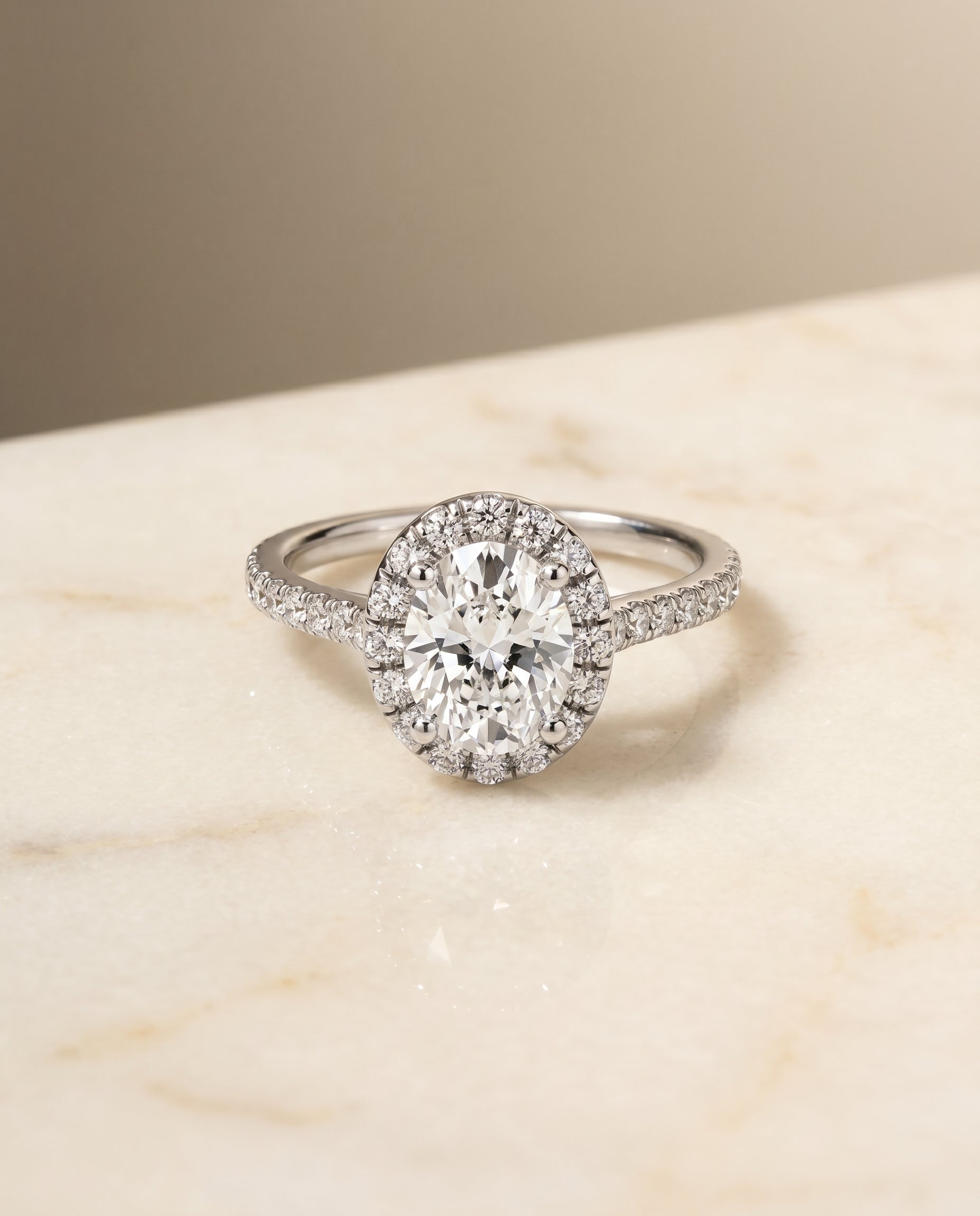 ตัวเรือนแหวนหมั้นประดับเพชร Sade Pavé Halo สำหรับเพชรรูปไข่ ทองคำขาว 18K