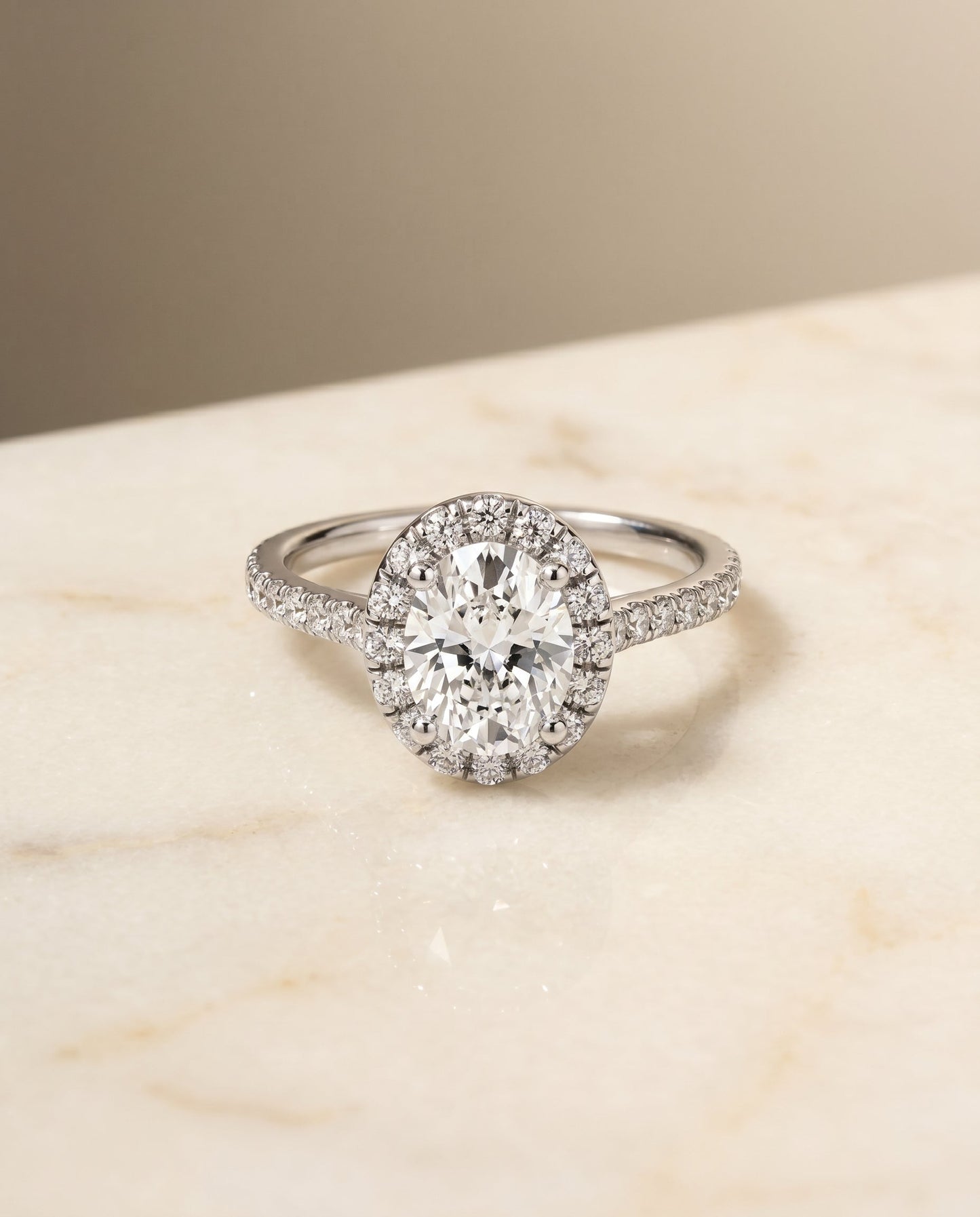 ตัวเรือนแหวนหมั้นประดับเพชร Sade Pavé Halo สำหรับเพชรรูปไข่ ทองคำขาว 18K