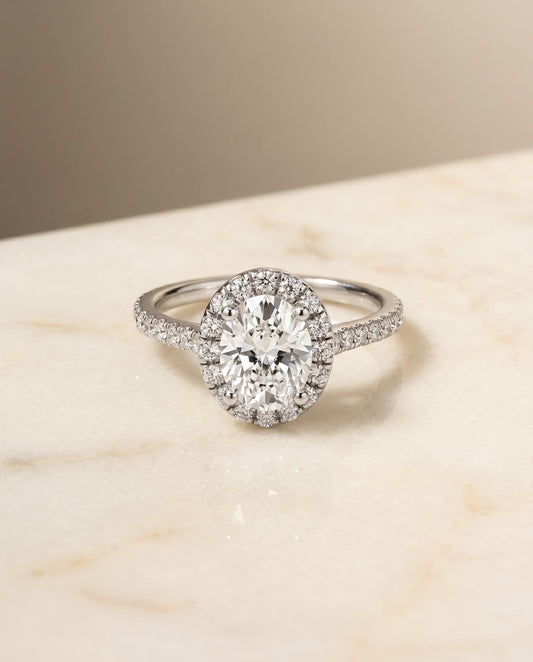 ตัวเรือนแหวนหมั้นประดับเพชร Sade Pavé Halo สำหรับเพชรรูปไข่ ทองคำขาว 18K