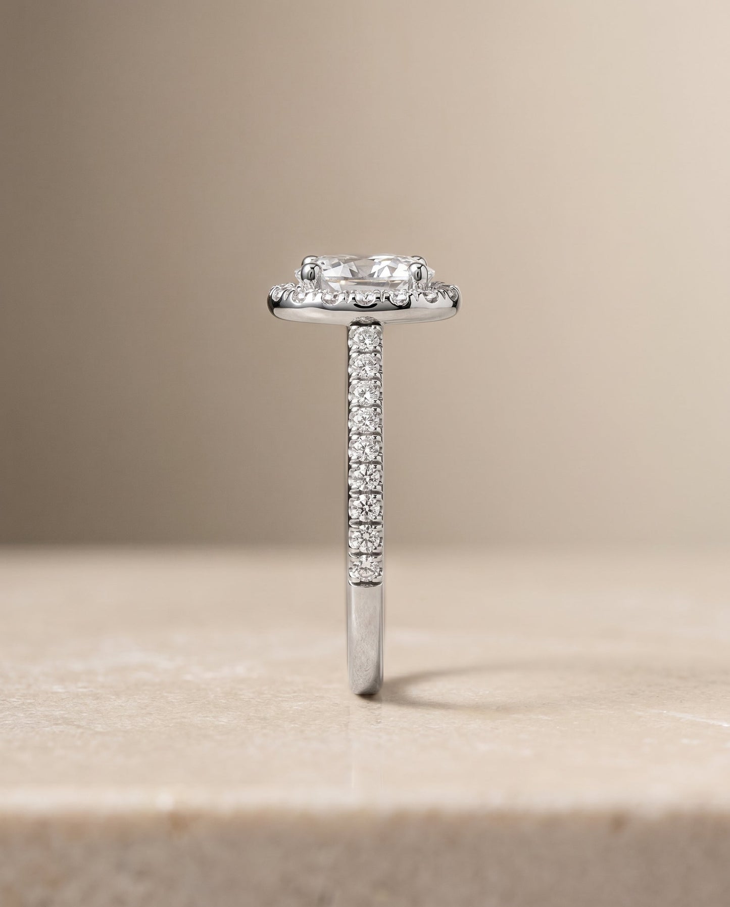 ตัวเรือนแหวนหมั้นประดับเพชร Sade Pavé Halo สำหรับเพชรรูปไข่ ทองคำขาว 18K