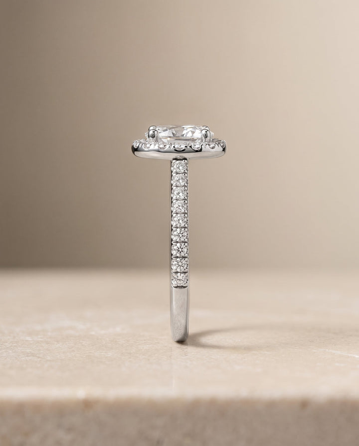 ตัวเรือนแหวนหมั้น Sade Pavé Halo สำหรับเพชรรูปไข่ในแพลทินัม