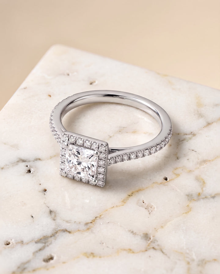 ตัวเรือนแหวนหมั้นเพชร Sonata ทรงปริ๊นเซส ฝังปาเว่ ทองคำขาว 18K จาก RockHer