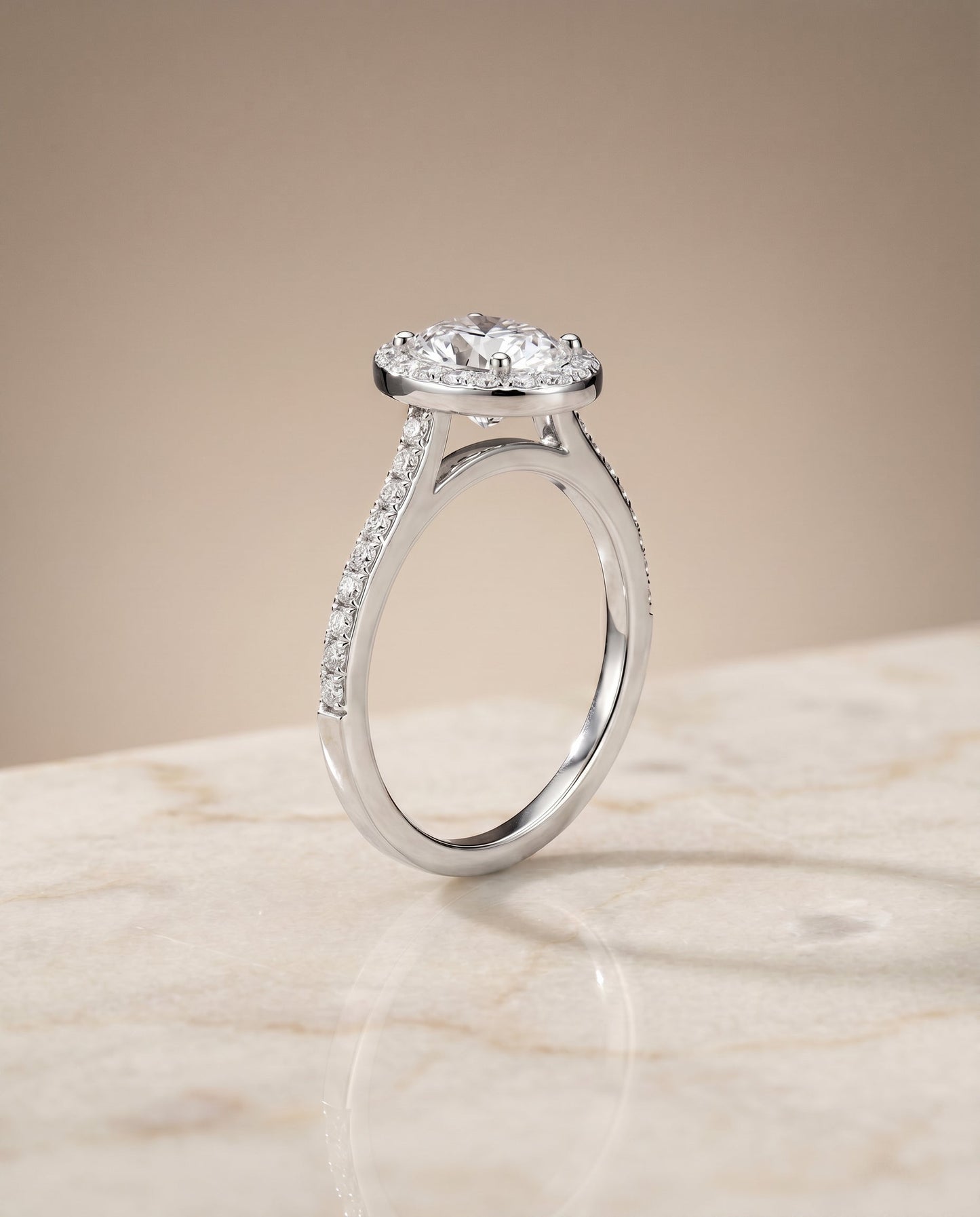 ตัวเรือนแหวนหมั้นประดับเพชรทรงกลม Taylor Pavé Halo สำหรับเพชรรูปไข่ ทองคำขาว 18K