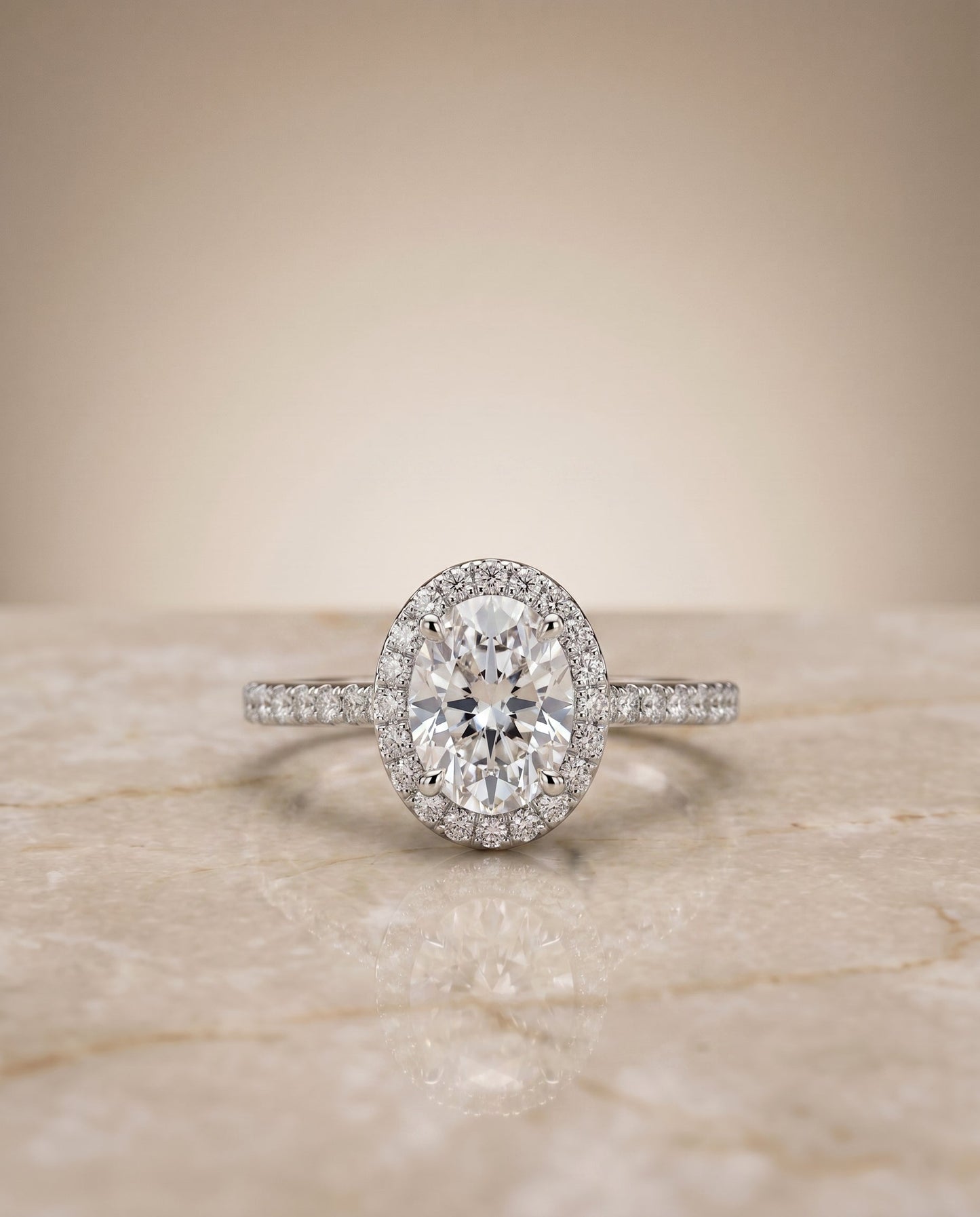 ตัวเรือนแหวนหมั้นประดับเพชรทรงกลม Taylor Pavé Halo สำหรับเพชรรูปไข่ ทองคำขาว 18K