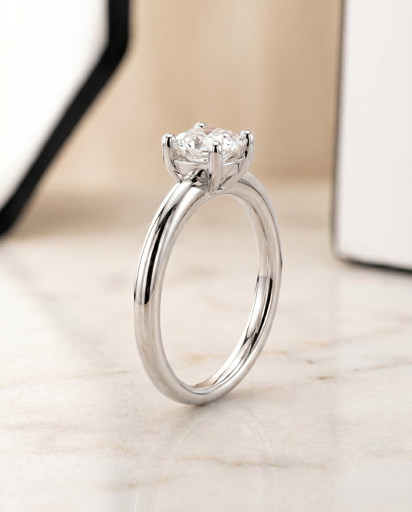 ตัวเรือนแหวนหมั้น Tori Solitaire สำหรับเพชรทรง Cushion ในแพลทินัม
