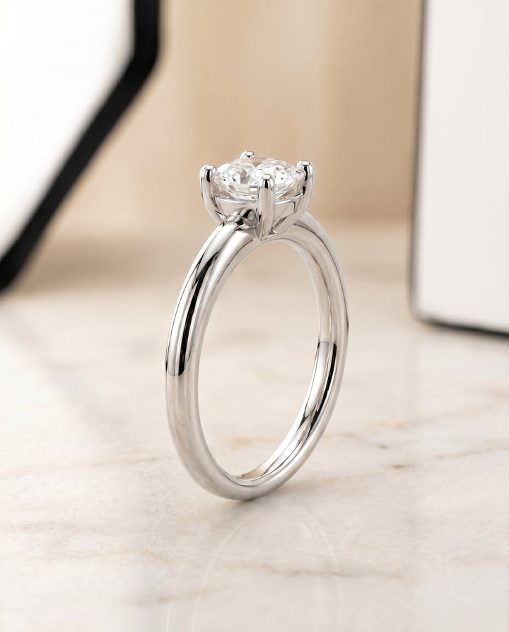 ตัวเรือนแหวนหมั้น Tori Solitaire สำหรับเพชรทรง Cushion ในแพลทินัม