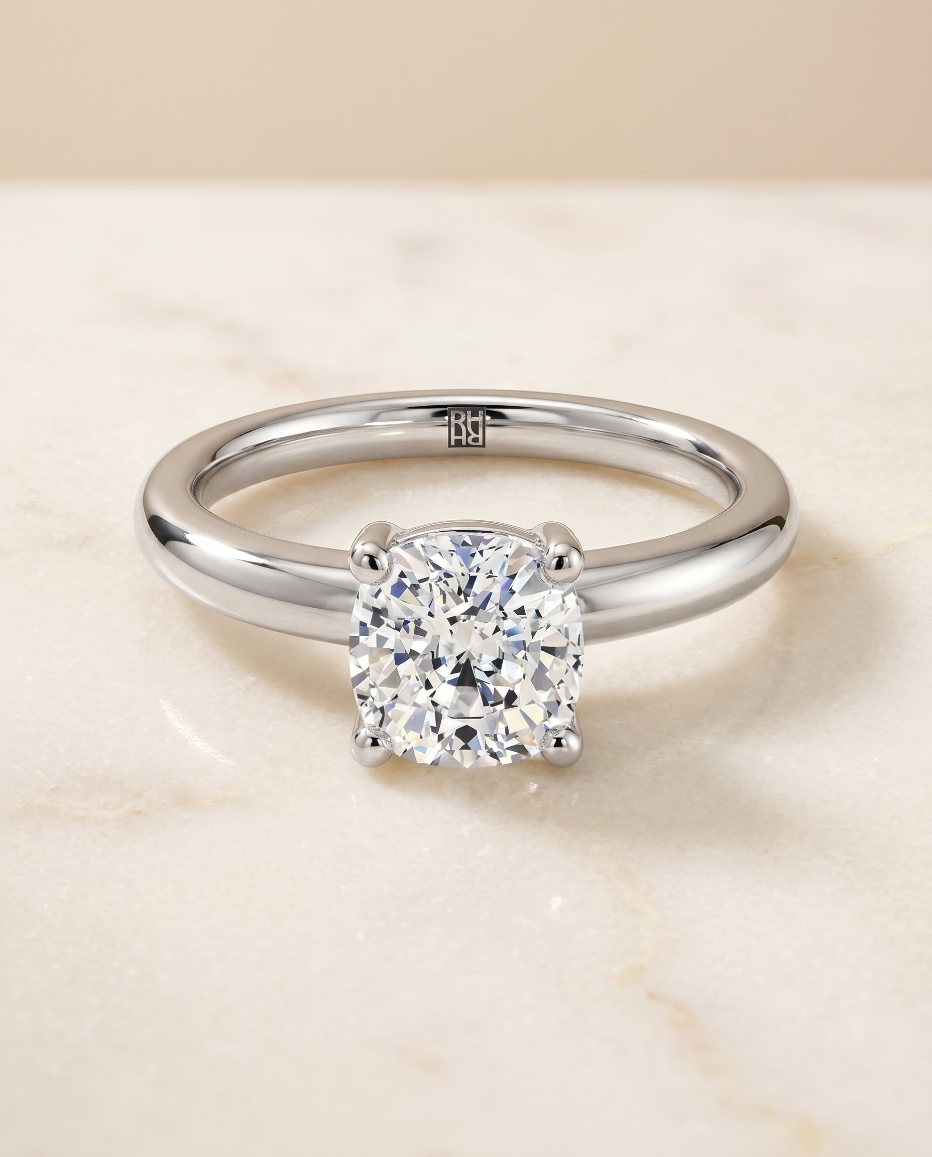 ตัวเรือนแหวนหมั้น Tori Solitaire สำหรับเพชรทรง Cushion ในแพลทินัม