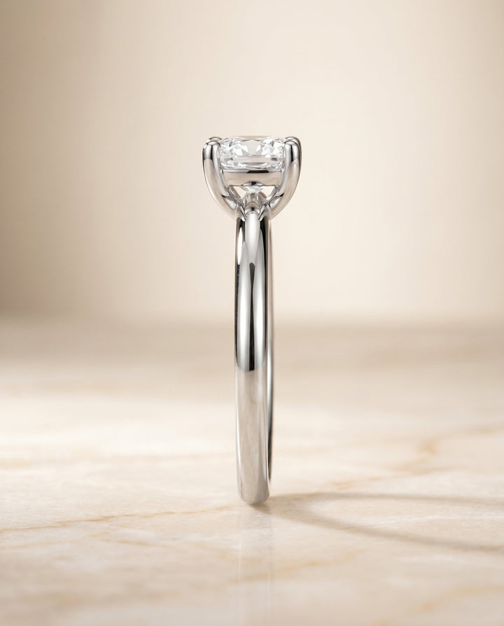 ตัวเรือนแหวนหมั้น Tori Solitaire สำหรับเพชรทรง Cushion ในแพลทินัม