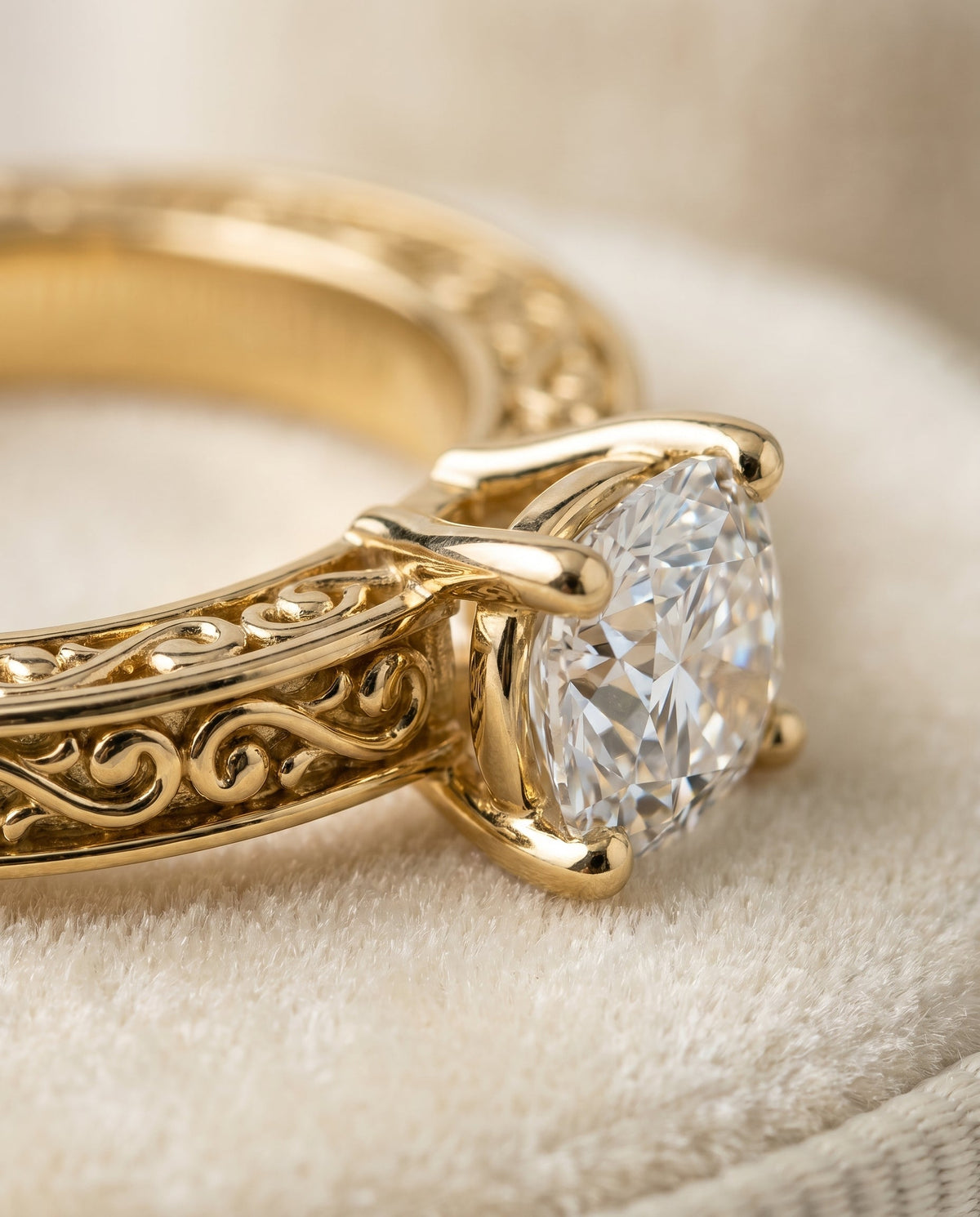 ตัวเรือนแหวนหมั้น Veronica ทรงคุชชั่น ทองคำเหลือง 18K จาก RockHer