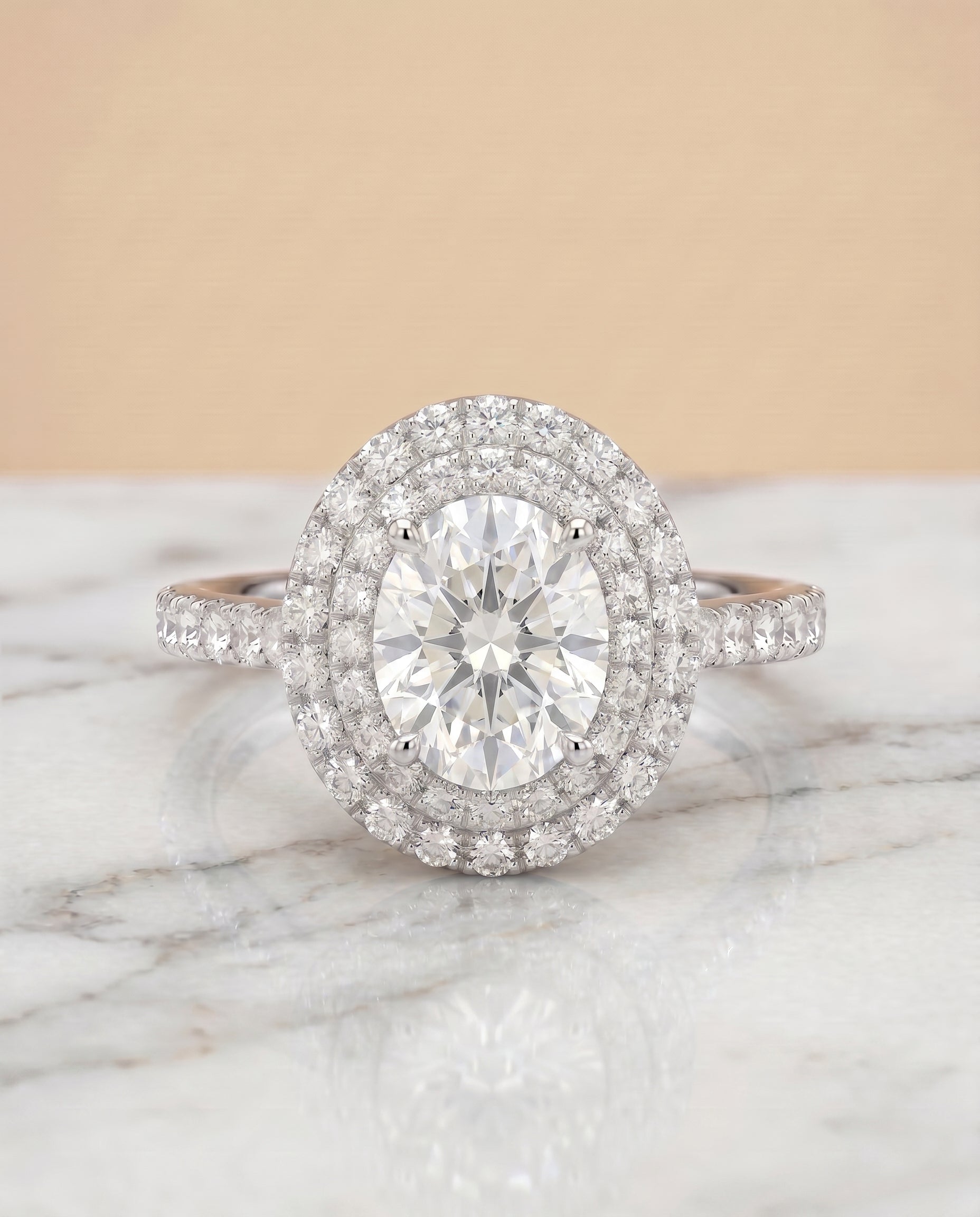 ตัวเรือนแหวนหมั้น Whitney Pavé Halo สำหรับเพชรทรงไข่ แพลตตินัม