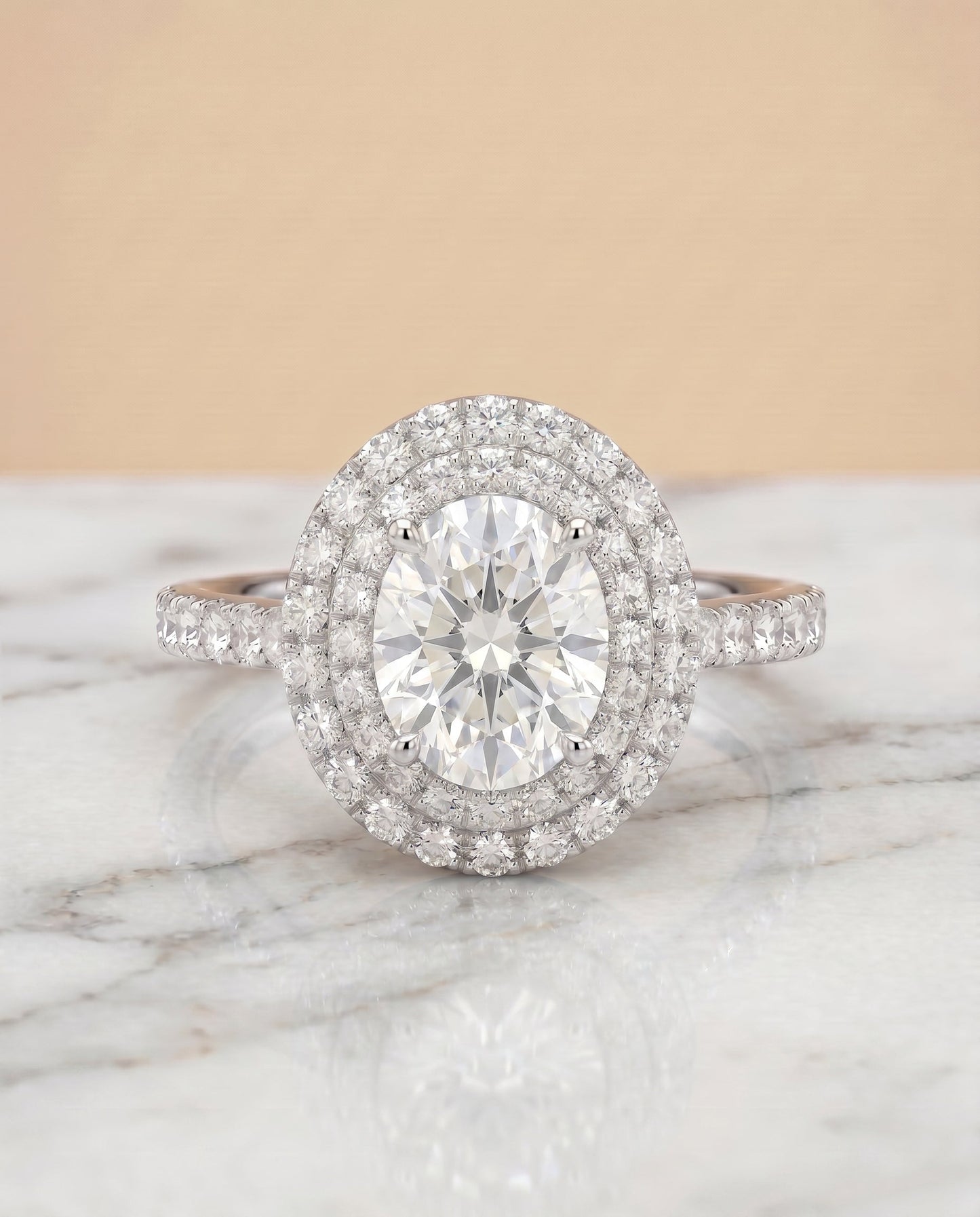 ตัวเรือนแหวนหมั้น Whitney Pavé Halo สำหรับเพชรทรงไข่ แพลตตินัม