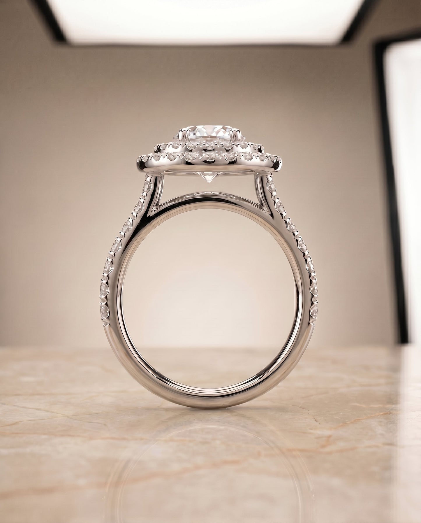ตัวเรือนแหวนหมั้น Whitney Pavé Halo สำหรับเพชรทรงไข่ ทองคำขาว 18K