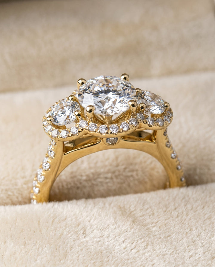 Round Brilliant, Three Stone Halo, in 18K Yellow Gold, pave setting – detail view | RockHer