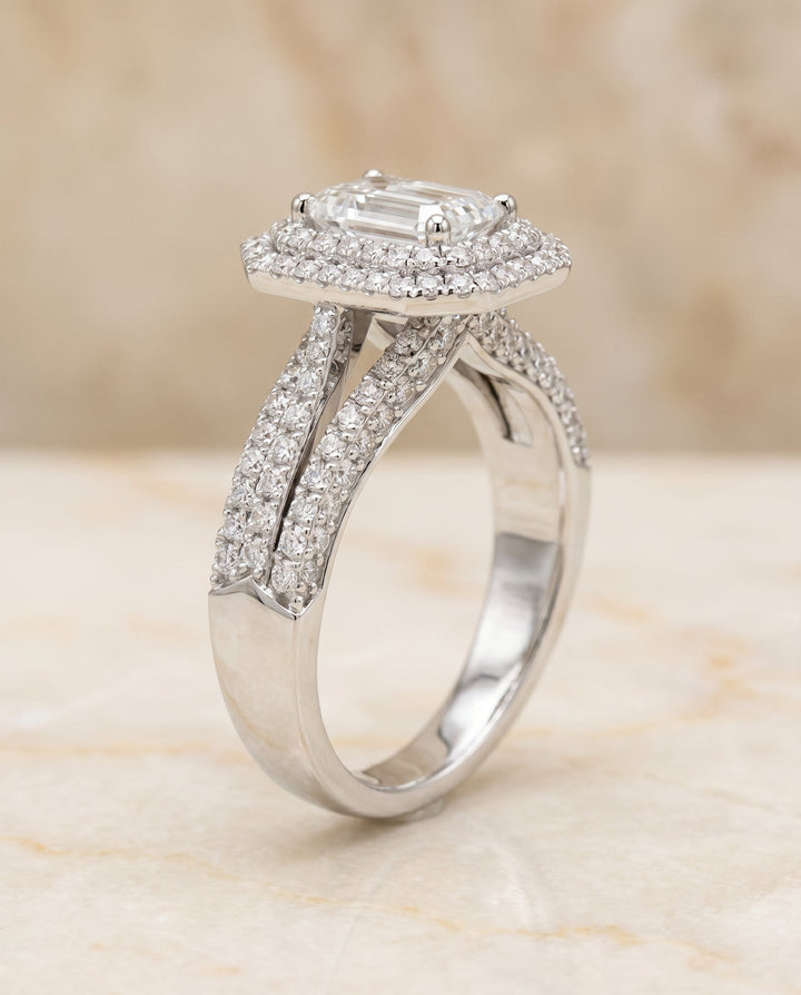 ตัวเรือนแหวนหมั้น Mariah Pavé Halo สำหรับเพชรทรงมรกต ทองคำขาว 18K