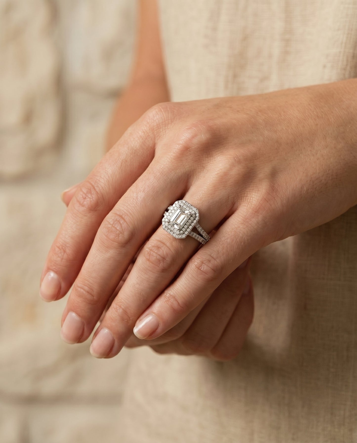 ตัวเรือนแหวนหมั้น Mariah Pavé Halo สำหรับเพชรทรงมรกต ทองคำขาว 18K