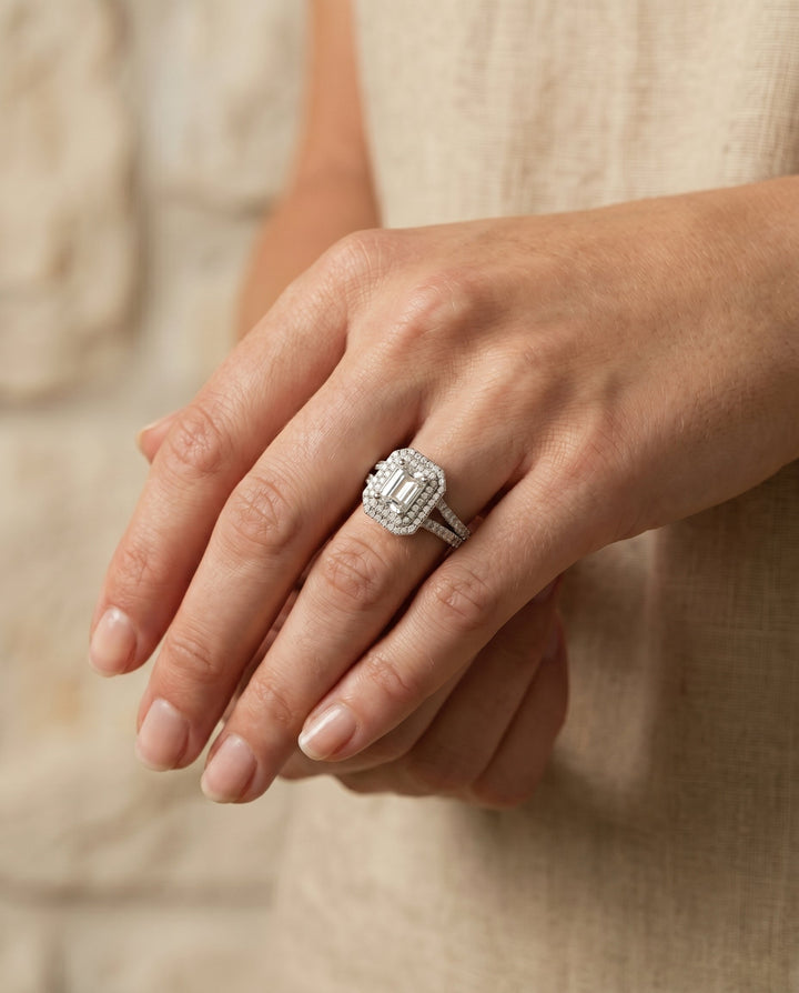 ตัวเรือนแหวนหมั้น Mariah Pavé Halo สำหรับเพชรทรงมรกต ทองคำขาว 18K