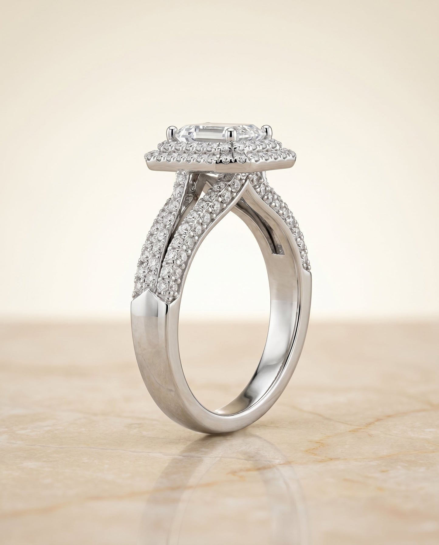 ตัวเรือนแหวนหมั้น Mariah Pavé Halo สำหรับเพชรทรงมรกต ทองคำขาว 18K