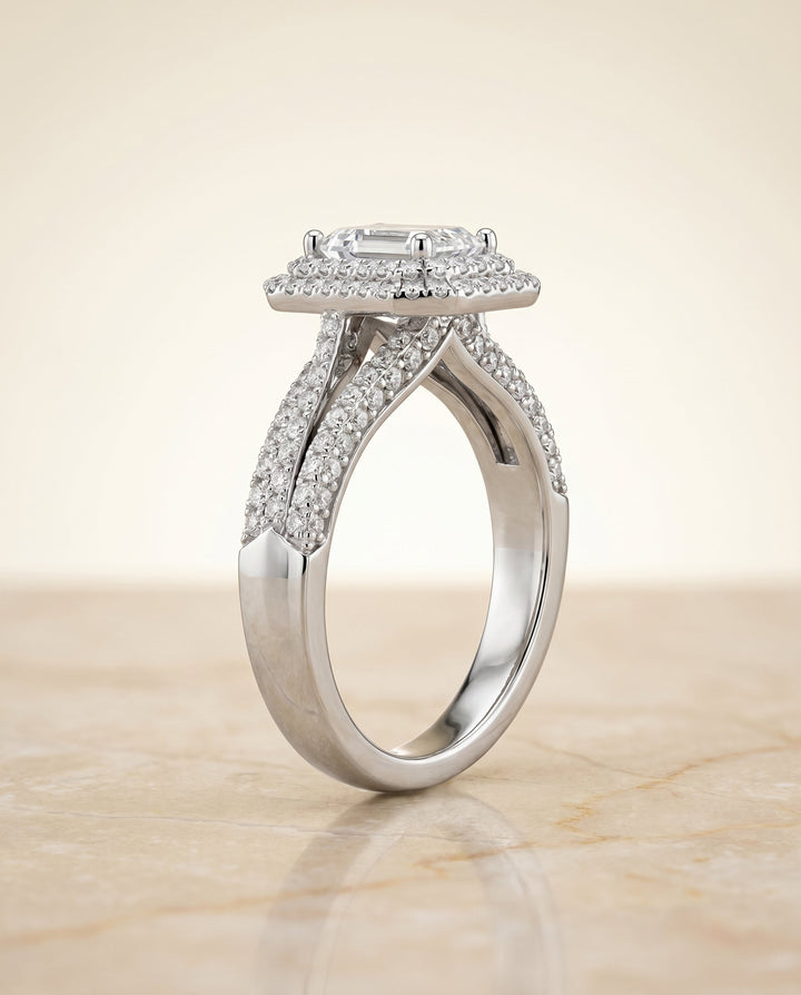 ตัวเรือนแหวนหมั้น Mariah Pavé Halo สำหรับเพชรทรงมรกต ทองคำขาว 18K