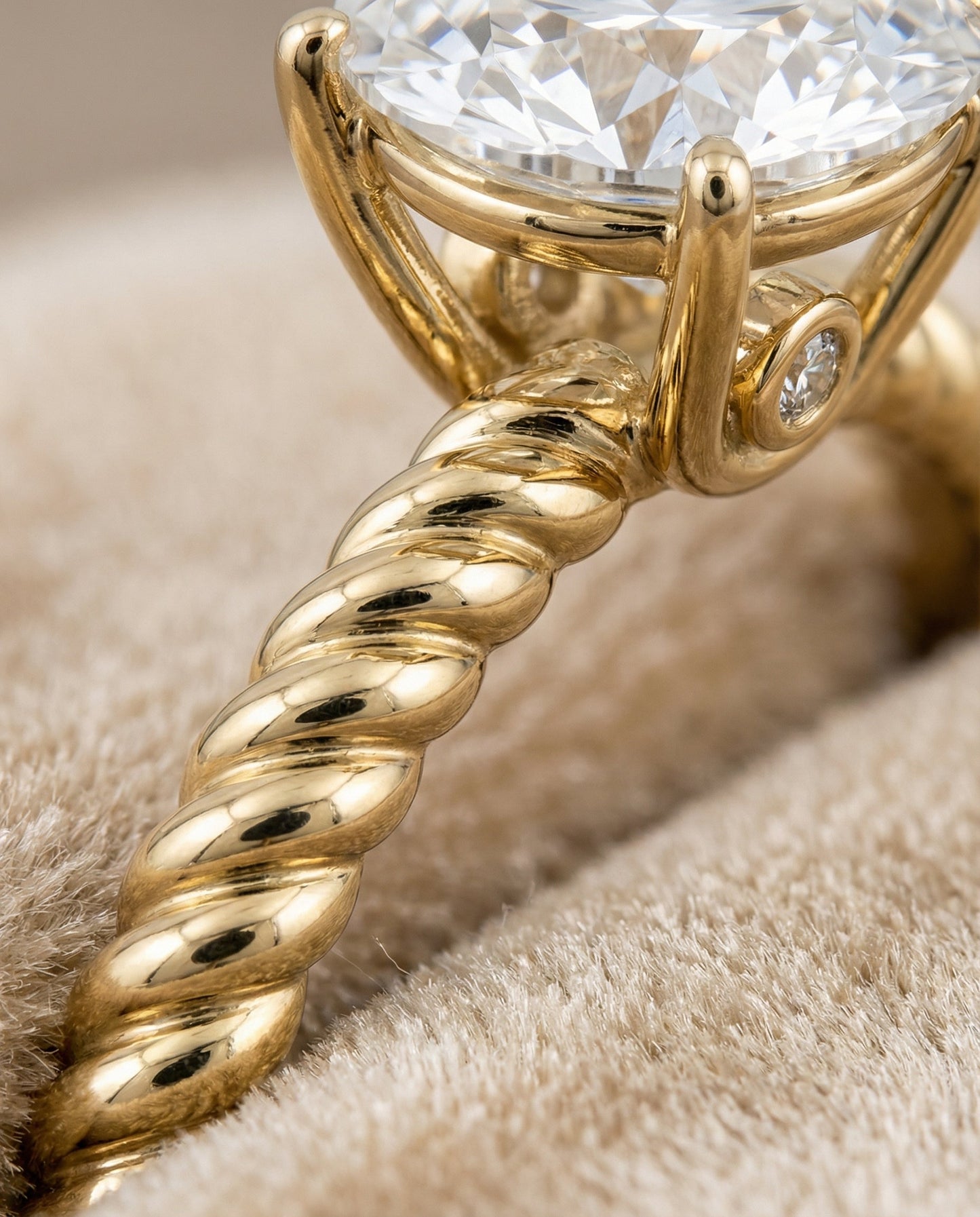Round Brilliant, Twisted Rope Surprise Stone Solitaire, in 18K Yellow Gold – detail view | RockHer