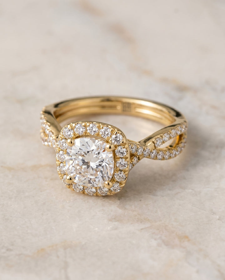ตัวเรือนแหวนหมั้นเพชร Audra ทรงคุชชั่น ฝังปาเว่ ทองคำเหลือง 18K จาก RockHer