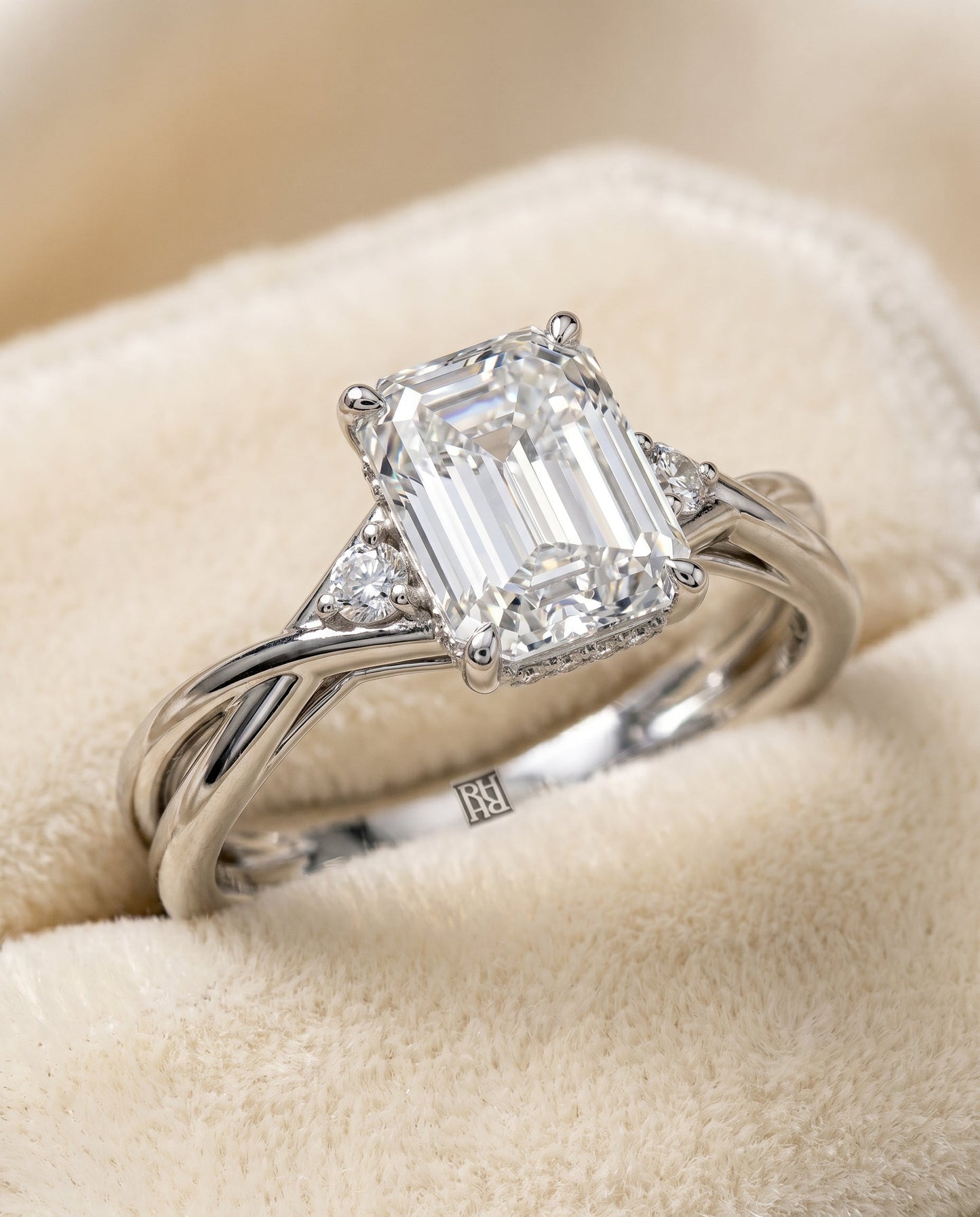 แหวนหมั้นดีไซน์ Dusty Twisted Hidden Halo Solitaire สำหรับเพชรทรงมรกต ตัวเรือนทองคำขาว 18K