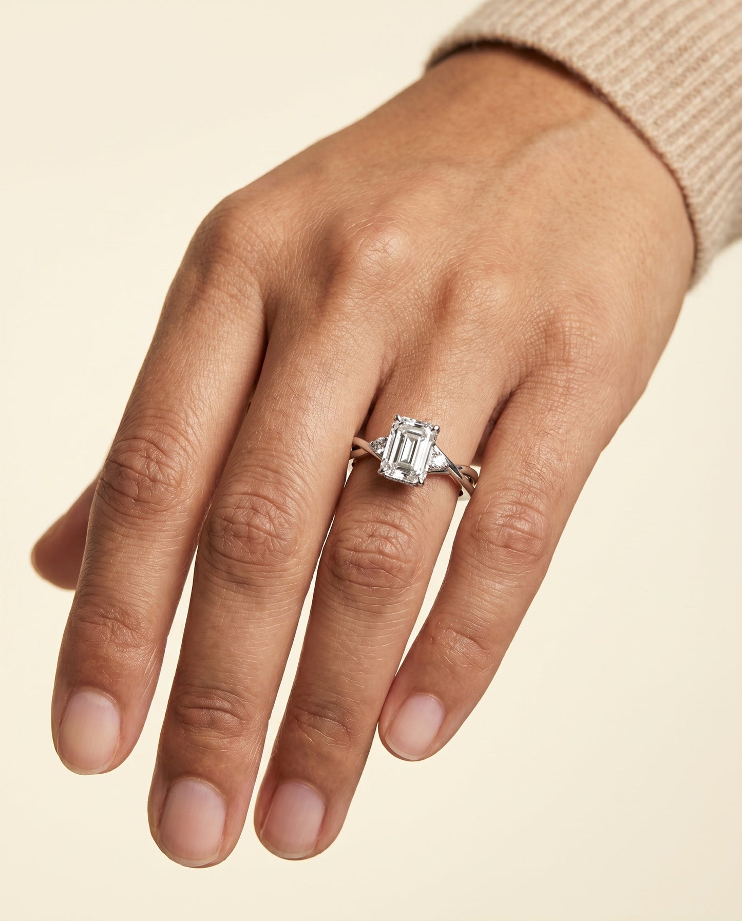 แหวนหมั้นดีไซน์ Dusty Twisted Hidden Halo Solitaire สำหรับเพชรทรงมรกต ตัวเรือนทองคำขาว 18K