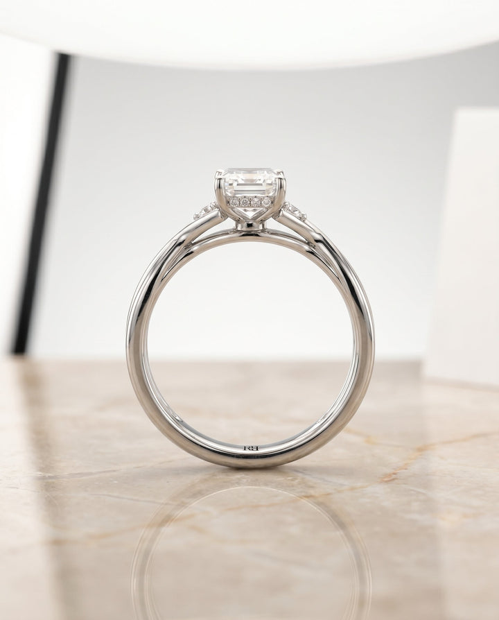 แหวนหมั้นดีไซน์ Dusty Twisted Hidden Halo Solitaire สำหรับเพชรทรงมรกต ตัวเรือนทองคำขาว 18K