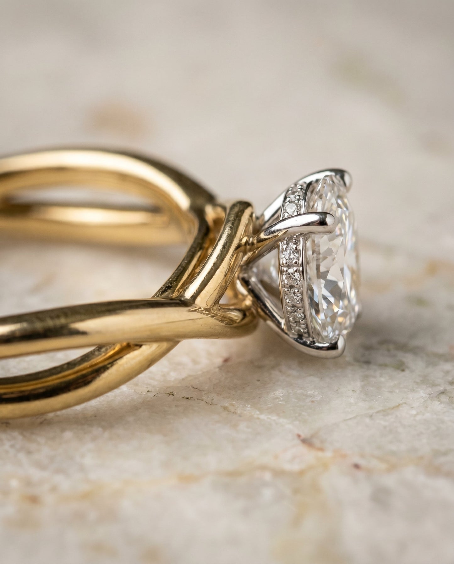 ตัวเรือนแหวนหมั้นเดี่ยว The Grace Twisted Hidden Halo สำหรับเพชรทรงไข่ ทองคำขาว 18K