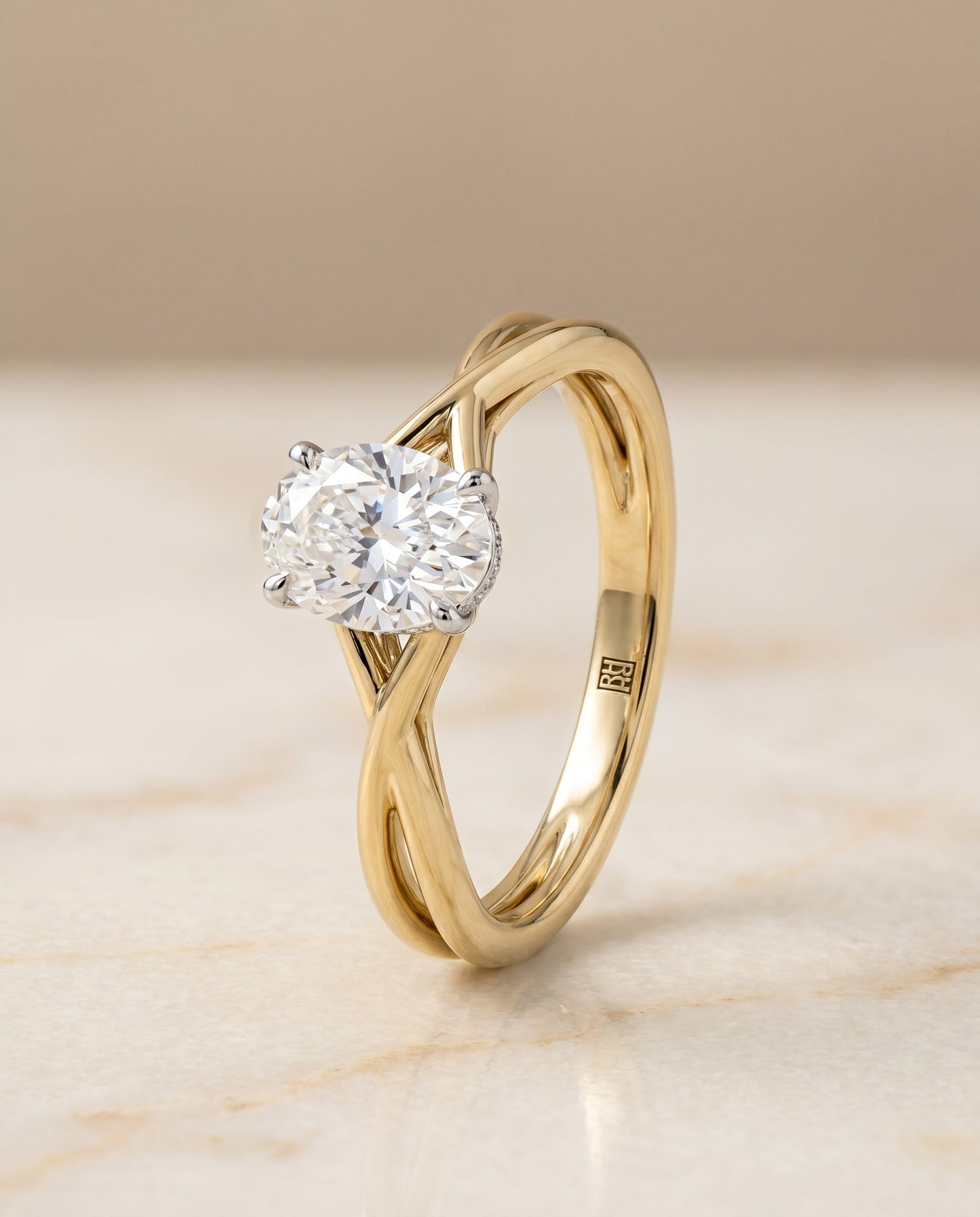 ตัวเรือนแหวนหมั้นเดี่ยว The Grace Twisted Hidden Halo สำหรับเพชรทรงไข่ ทองคำขาว 18K