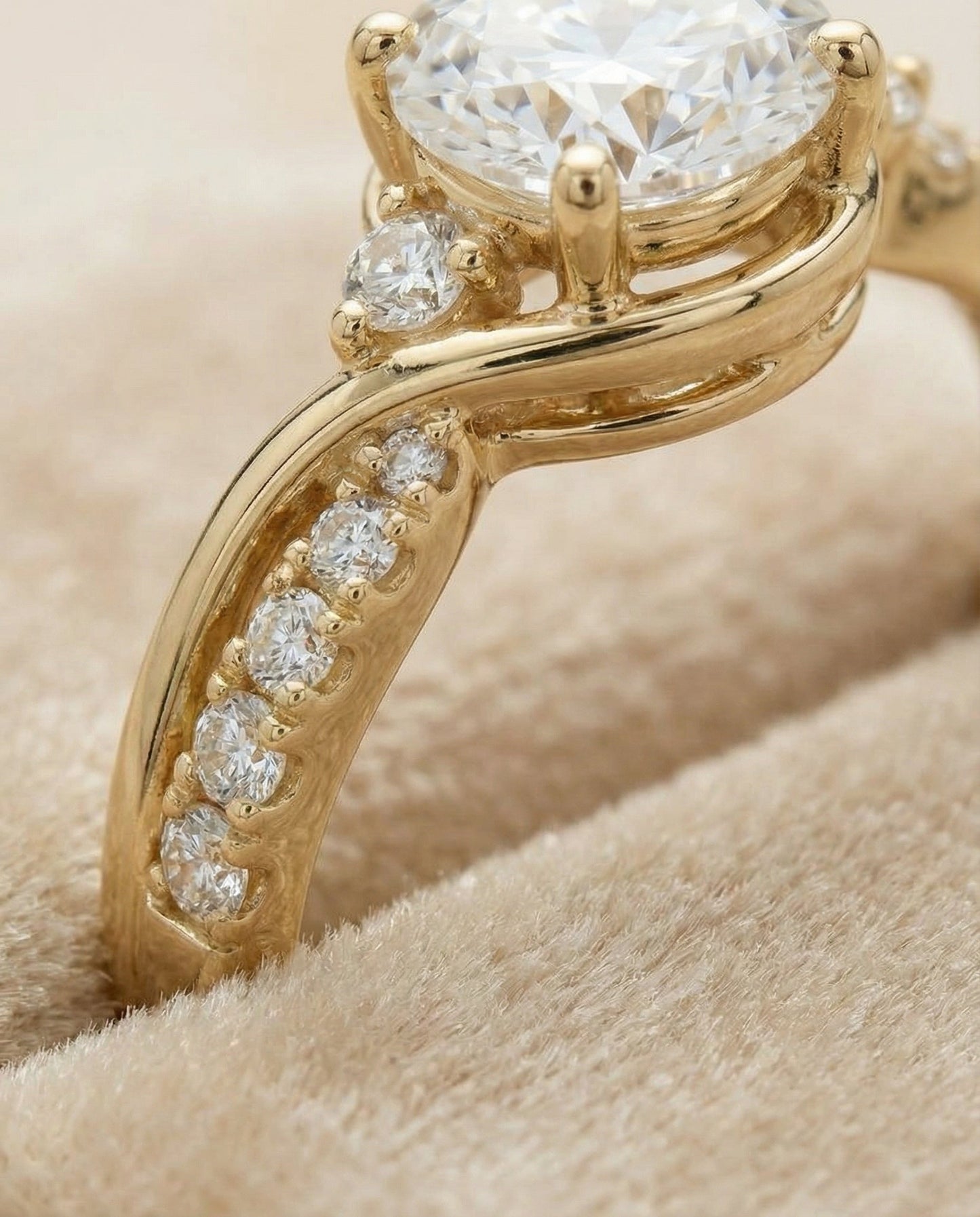 Round Brilliant, Twisted Three Stone, in 18K Yellow Gold – detail view | RockHer