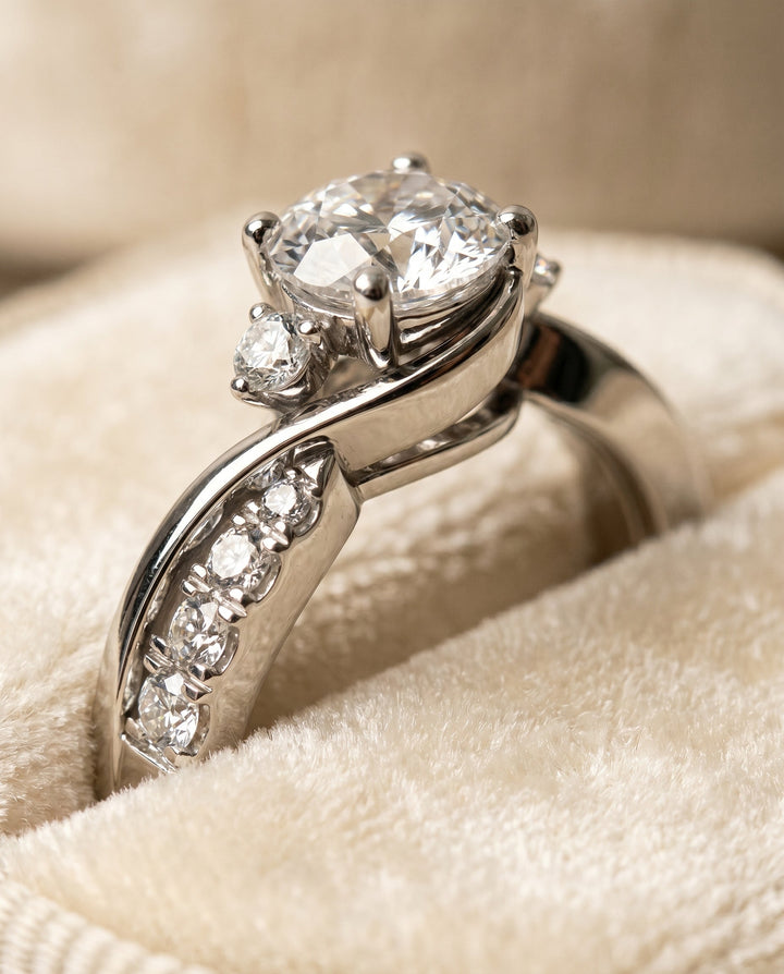 Round Brilliant, Twisted Three Stone, in 18K White Gold – detail view | RockHer
