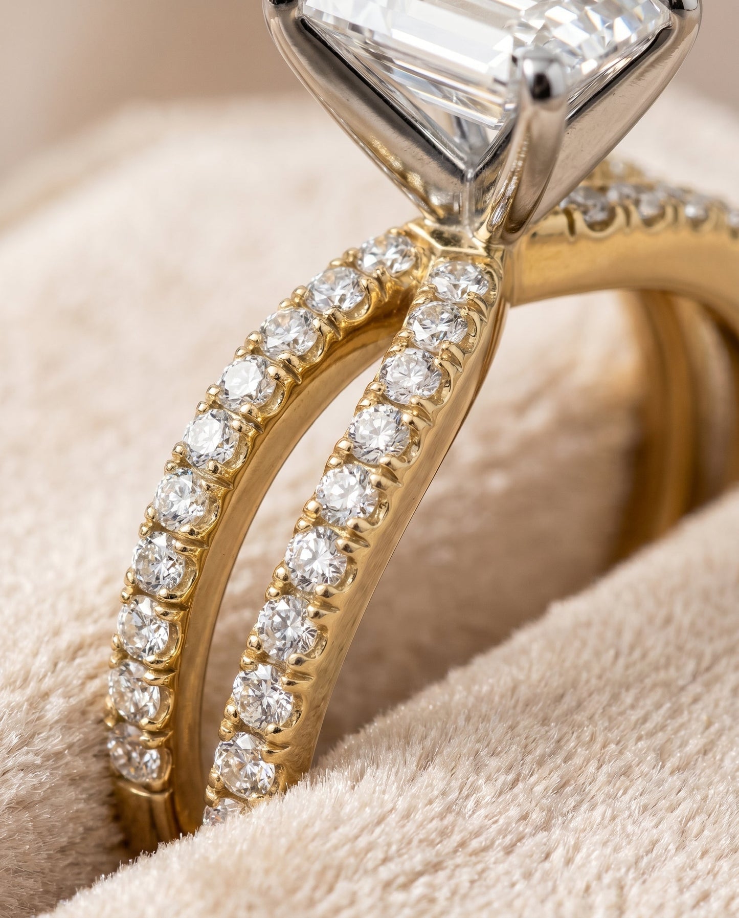 ตัวเรือนแหวนหมั้น Carole Split Shank สำหรับเพชรทรงมรกตในทองคำขาว 18K