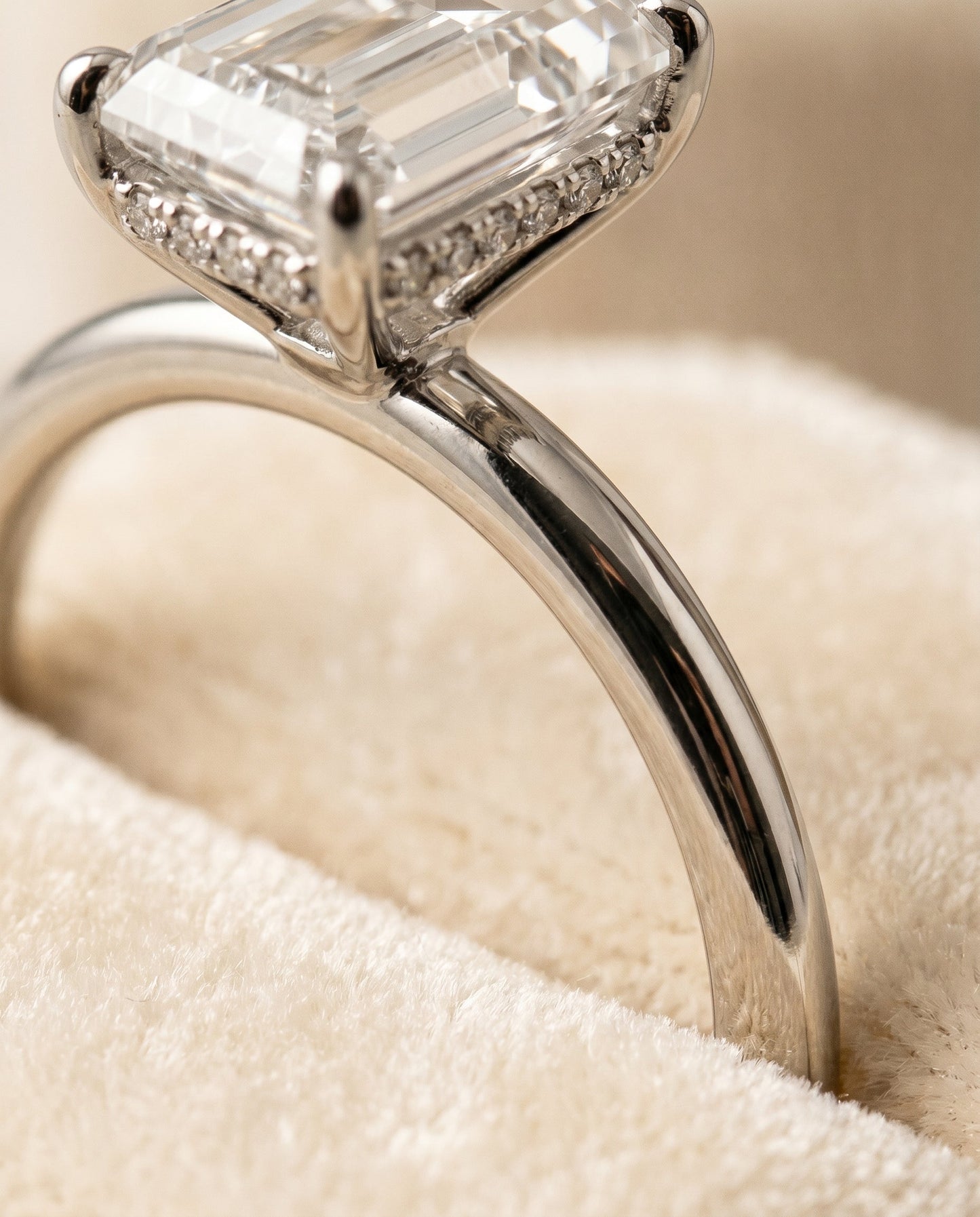 ตัวเรือนแหวนหมั้น Eartha Hidden Halo Solitaire สำหรับเพชรทรงมรกตในแพลทินัม