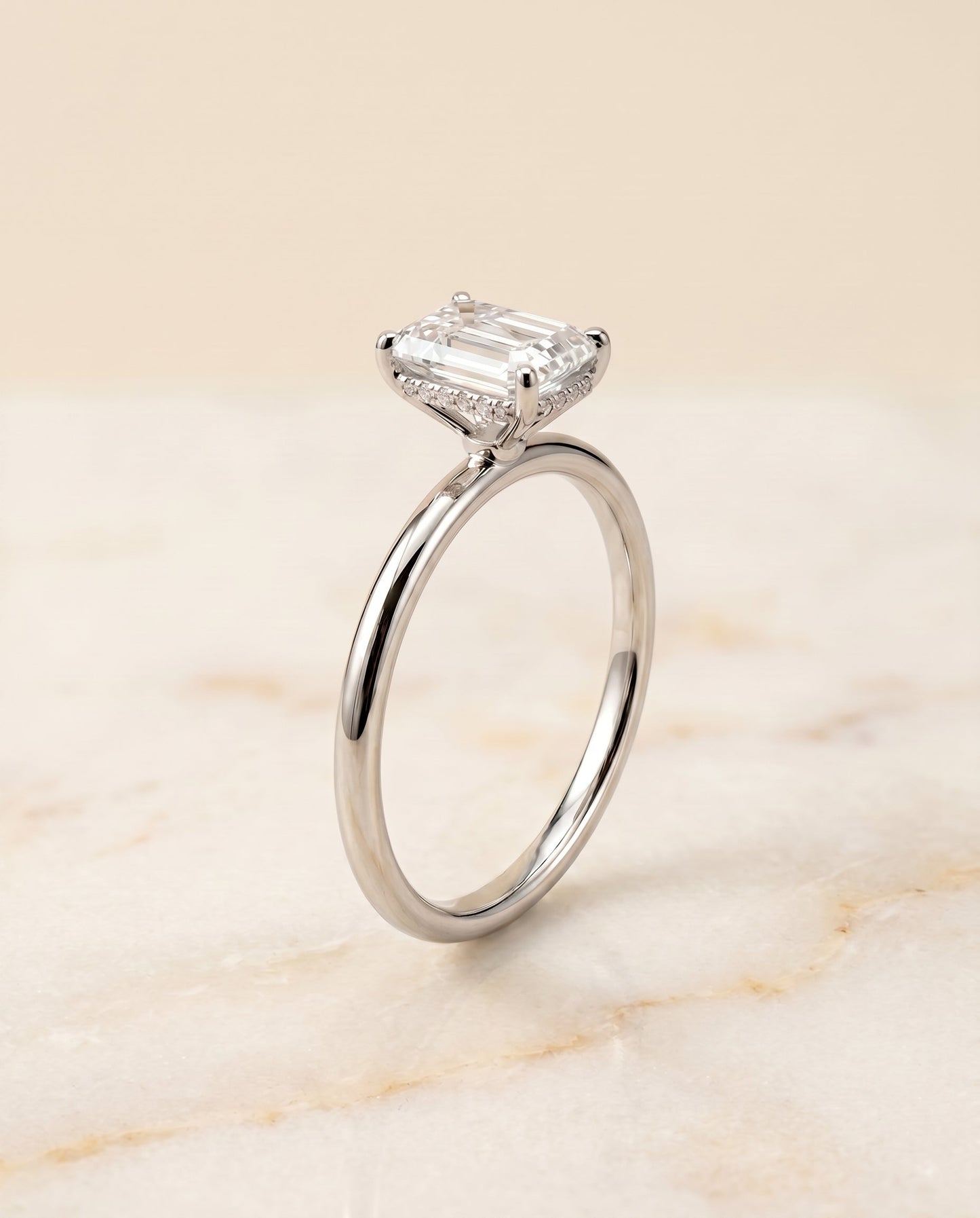 ตัวเรือนแหวนหมั้น Eartha Hidden Halo Solitaire สำหรับเพชรทรงมรกตในแพลทินัม
