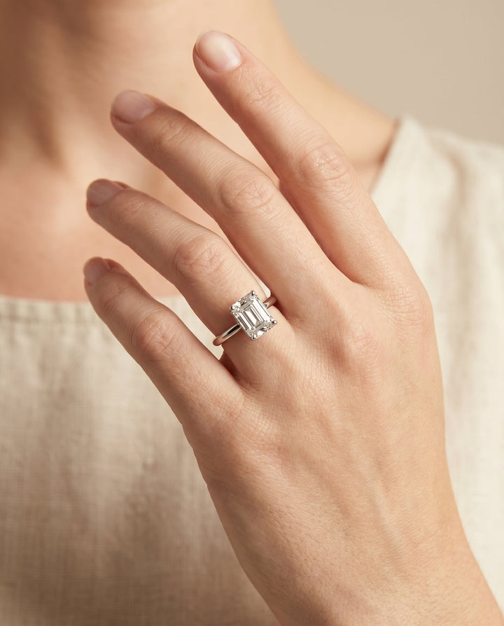 ตัวเรือนแหวนหมั้น Eartha Hidden Halo Solitaire สำหรับเพชรทรงมรกตในแพลทินัม